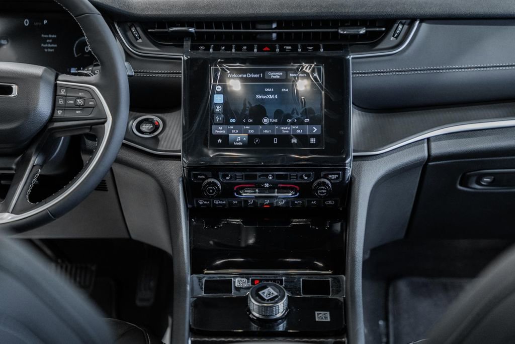 New 2025 Jeep Grand Cherokee Altitude image 20