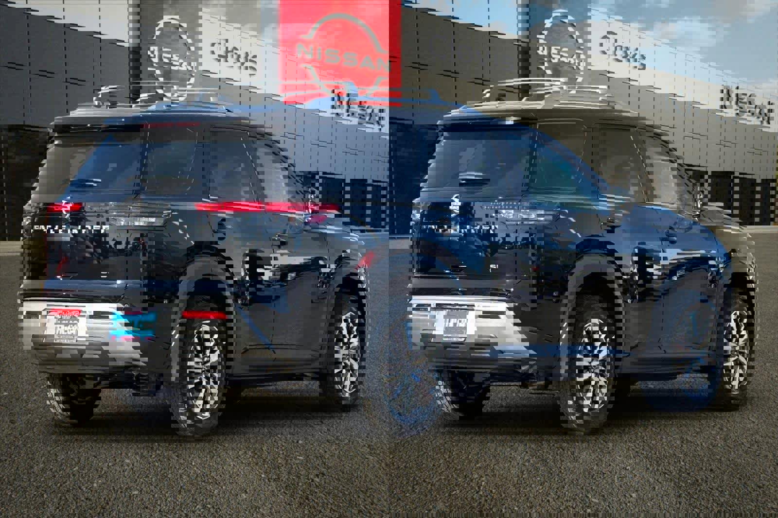 New 2025 Nissan Pathfinder SL image 3