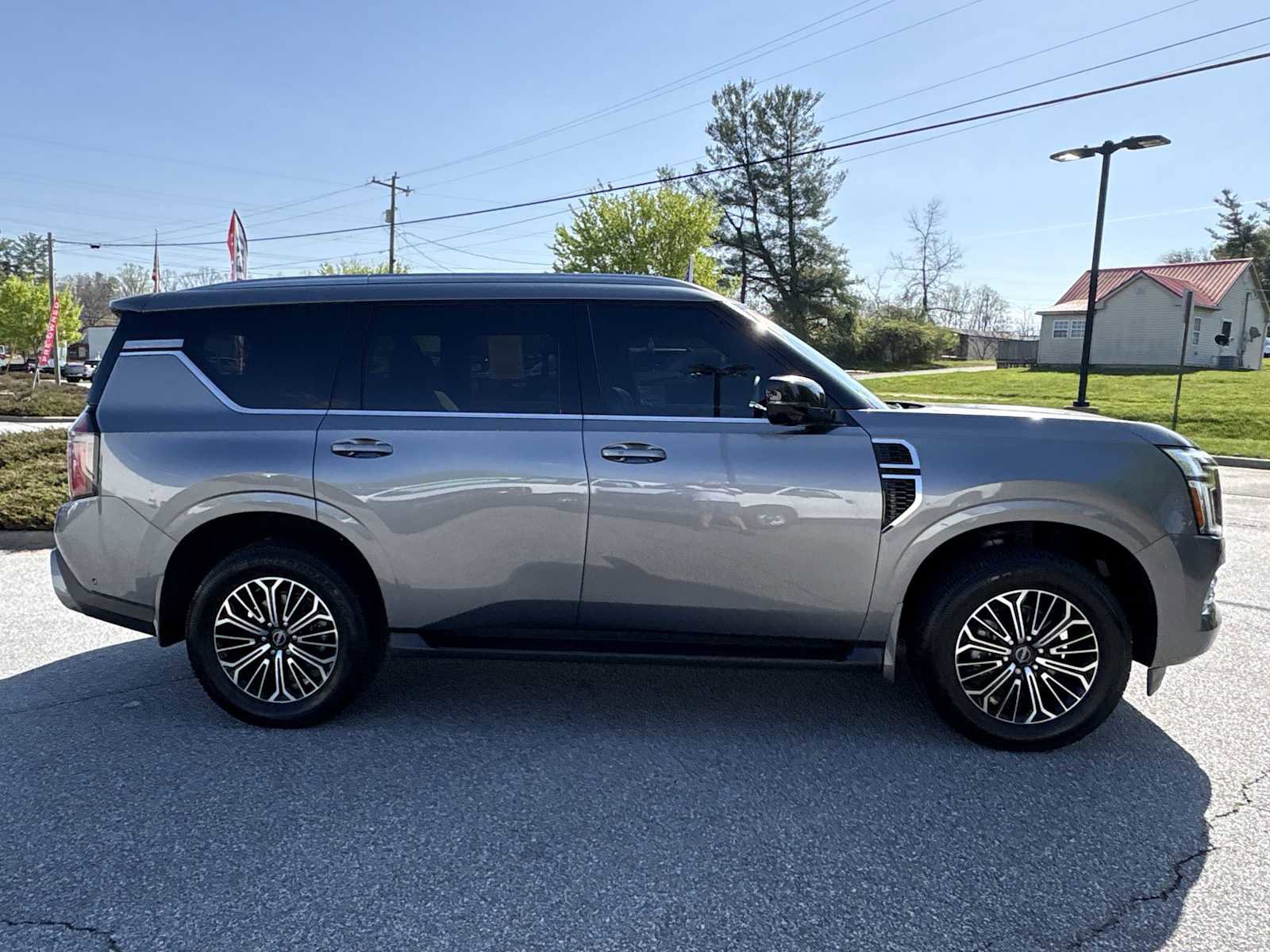 Used 2025 Nissan Armada SL w/ Captain's Chari Seat Package AWD/4WD image 9
