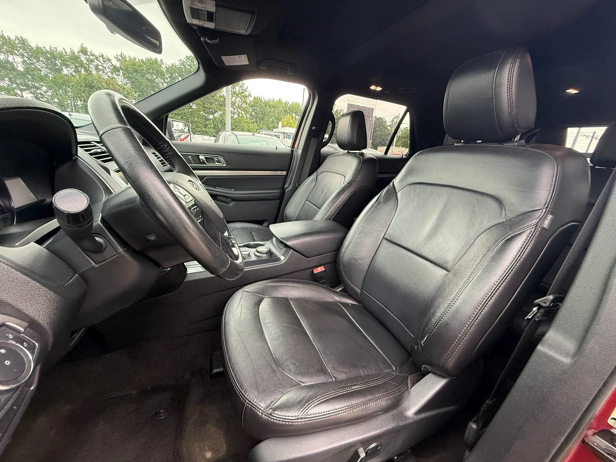 Used 2018 Ford Explorer XLT w/ Equipment Group 202A AWD/4WD image 14