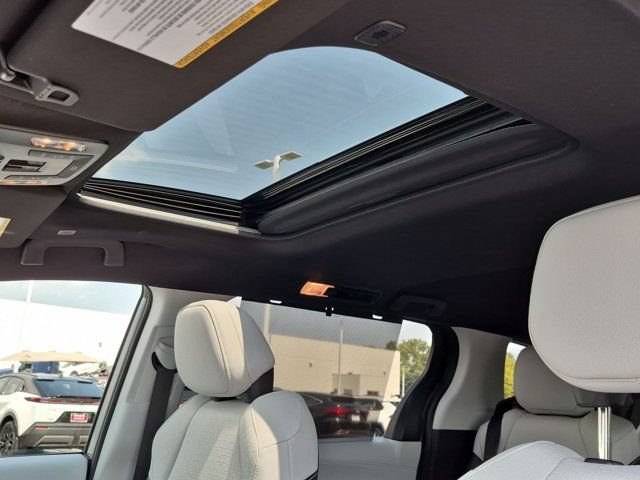 Certified 2025 Toyota Sienna XSE AWD/4WD image 9