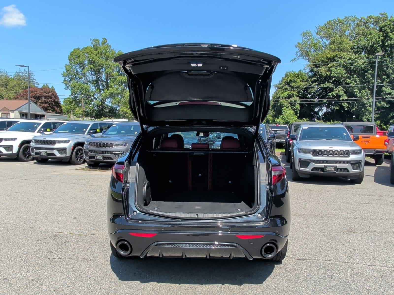 Used 2023 Alfa Romeo Stelvio Veloce AWD/4WD image 36
