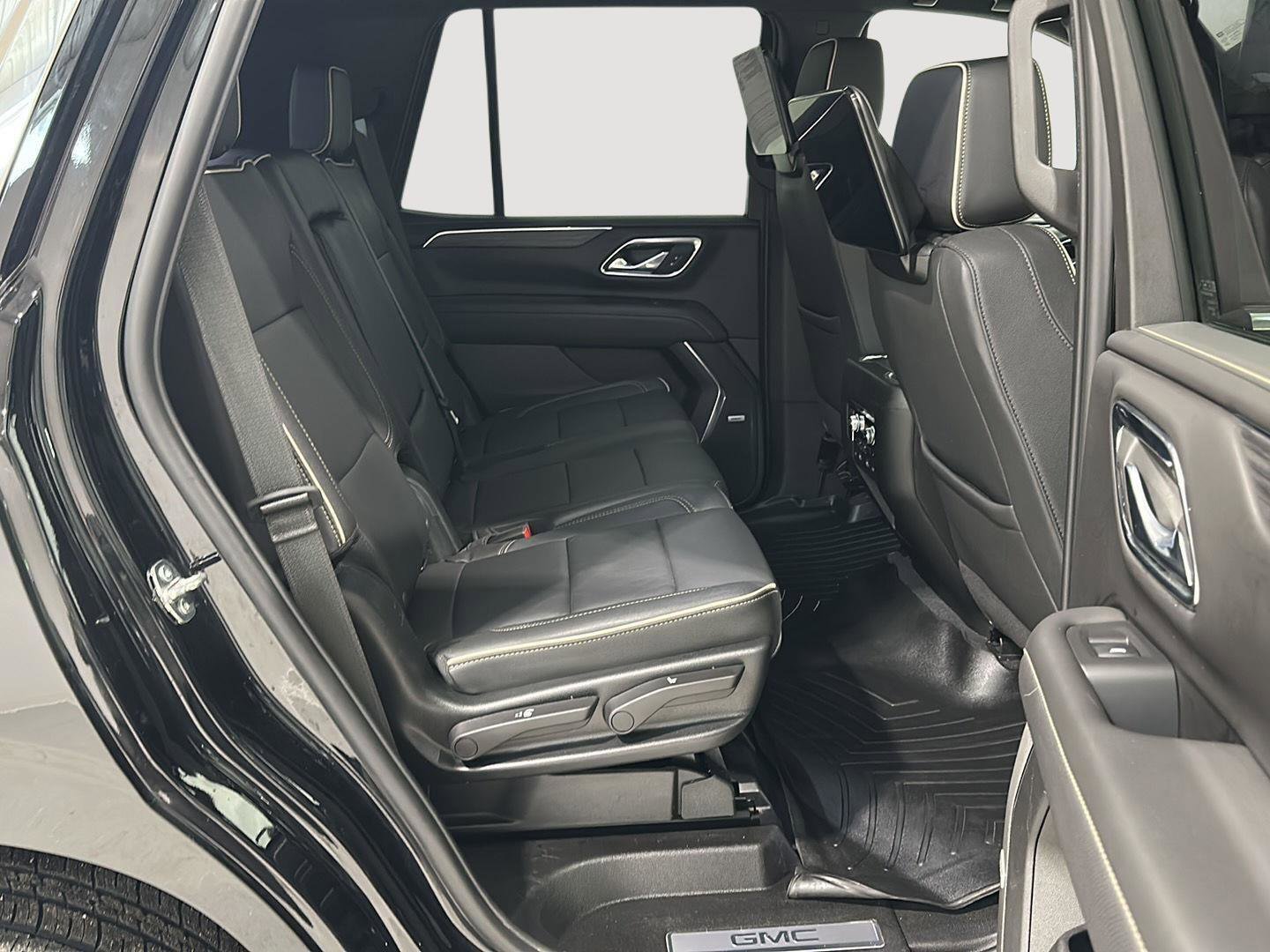 Used 2023 GMC Yukon SLT w/ SLT Luxury Package image 26