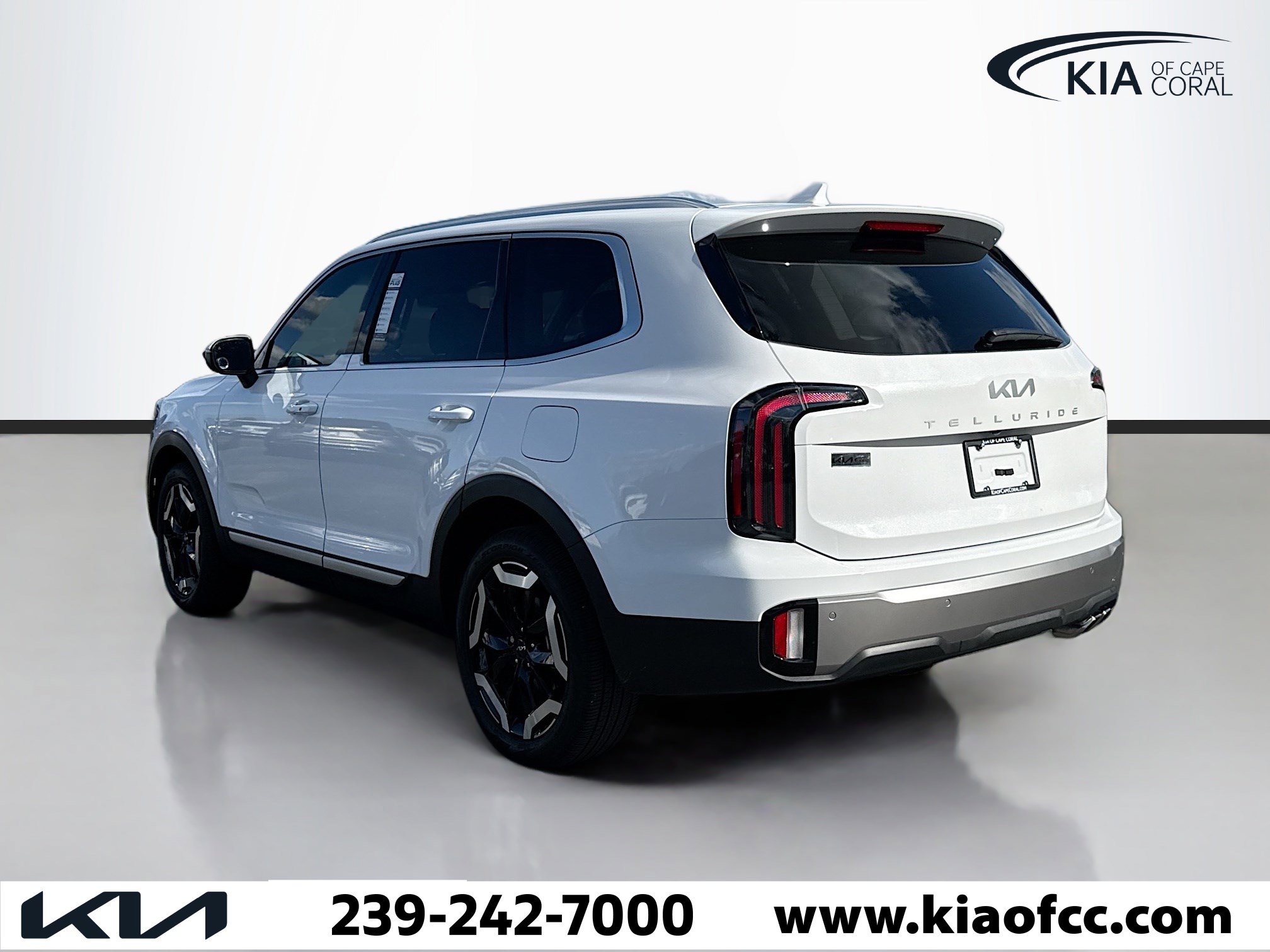 Used 2025 Kia Telluride EX w/ EX Captain's Chair Package image 3