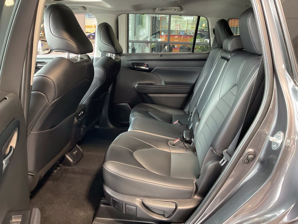 Used 2022 Toyota Highlander XLE AWD/4WD image 23