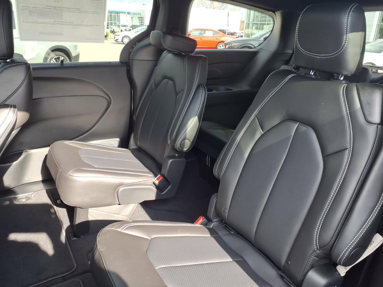 New 2026 Chrysler Pacifica Select FWD image 16