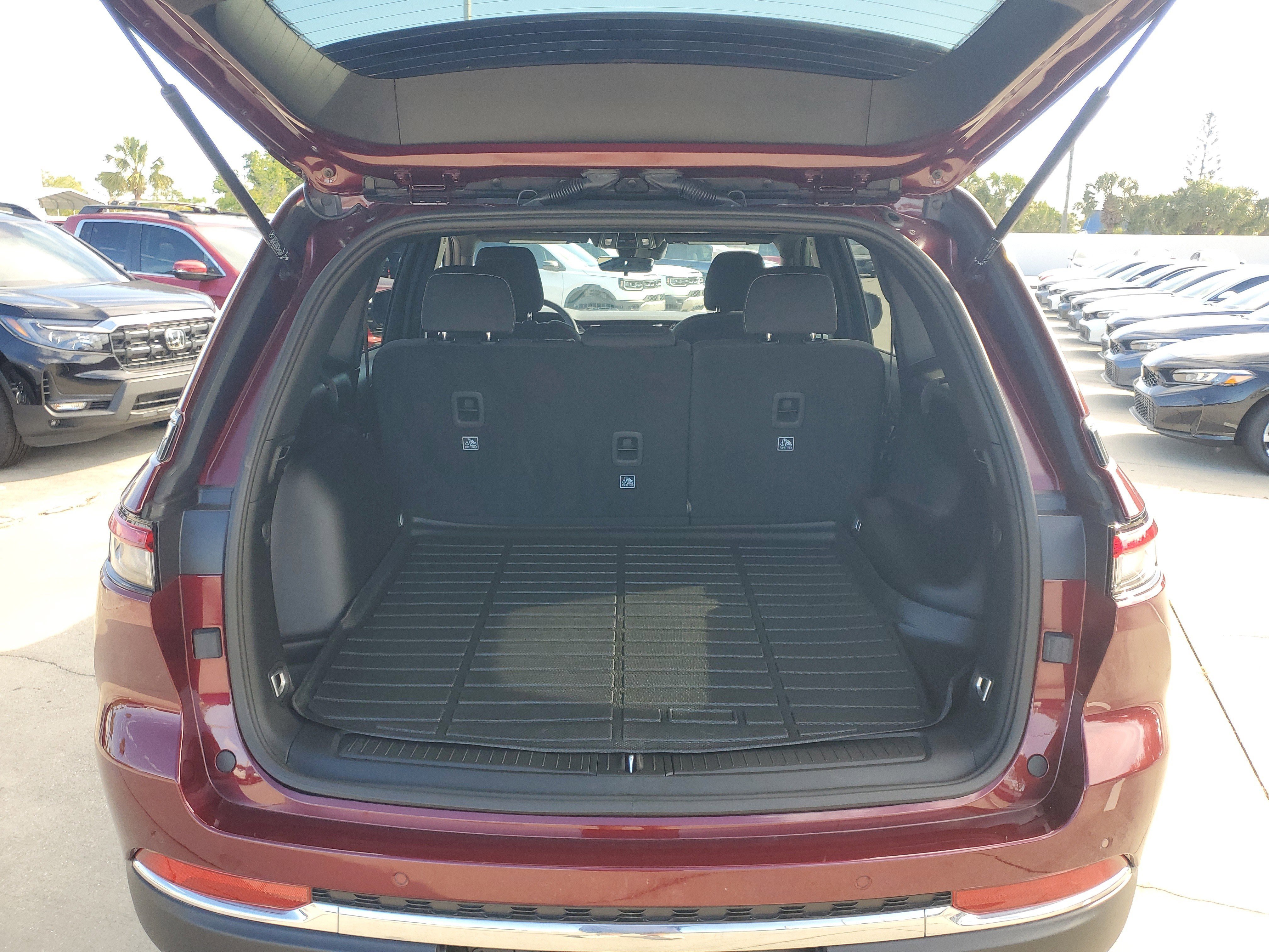 Used 2025 Jeep Grand Cherokee Laredo w/ Trailer Tow Package AWD/4WD image 9