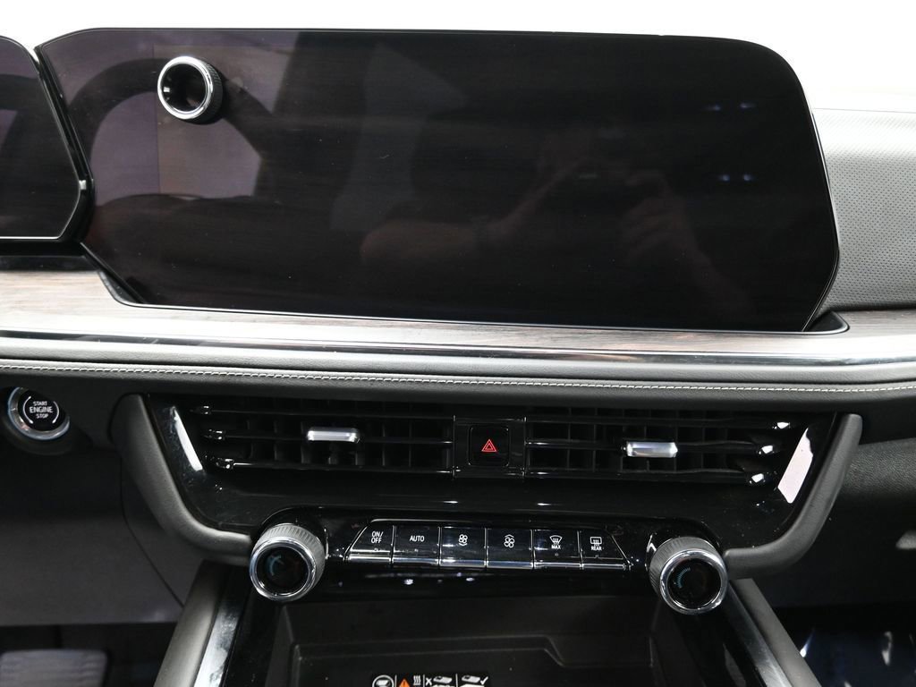 Used 2025 Chevrolet Suburban Premier image 9