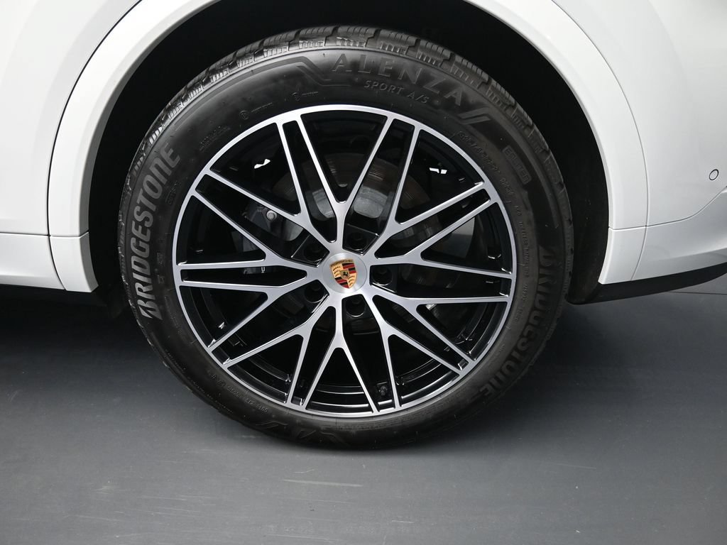 Certified 2025 Porsche Cayenne E-Hybrid w/ Premium Package Plus AWD/4WD image 12