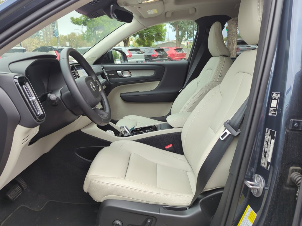 Used 2026 Volvo XC40 B5 Plus AWD/4WD image 11