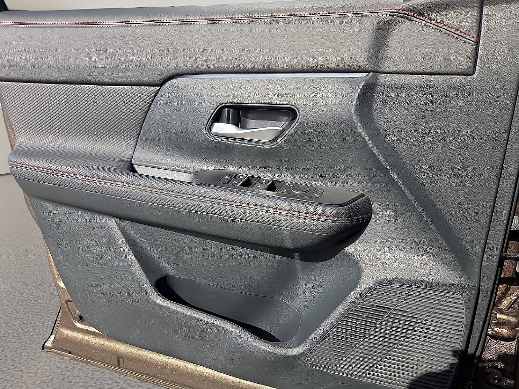 Used 2025 Nissan Kicks SR FWD image 22
