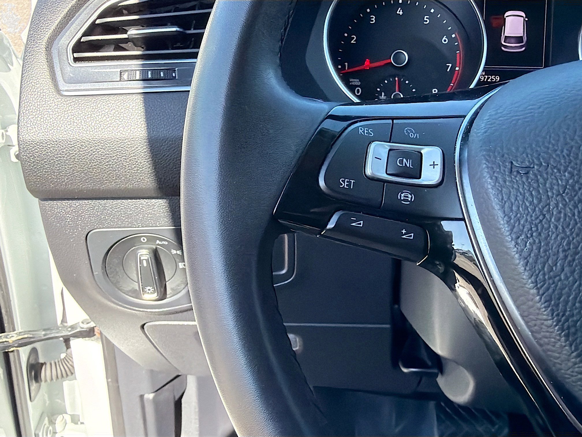 Used 2020 Volkswagen Tiguan SE image 36