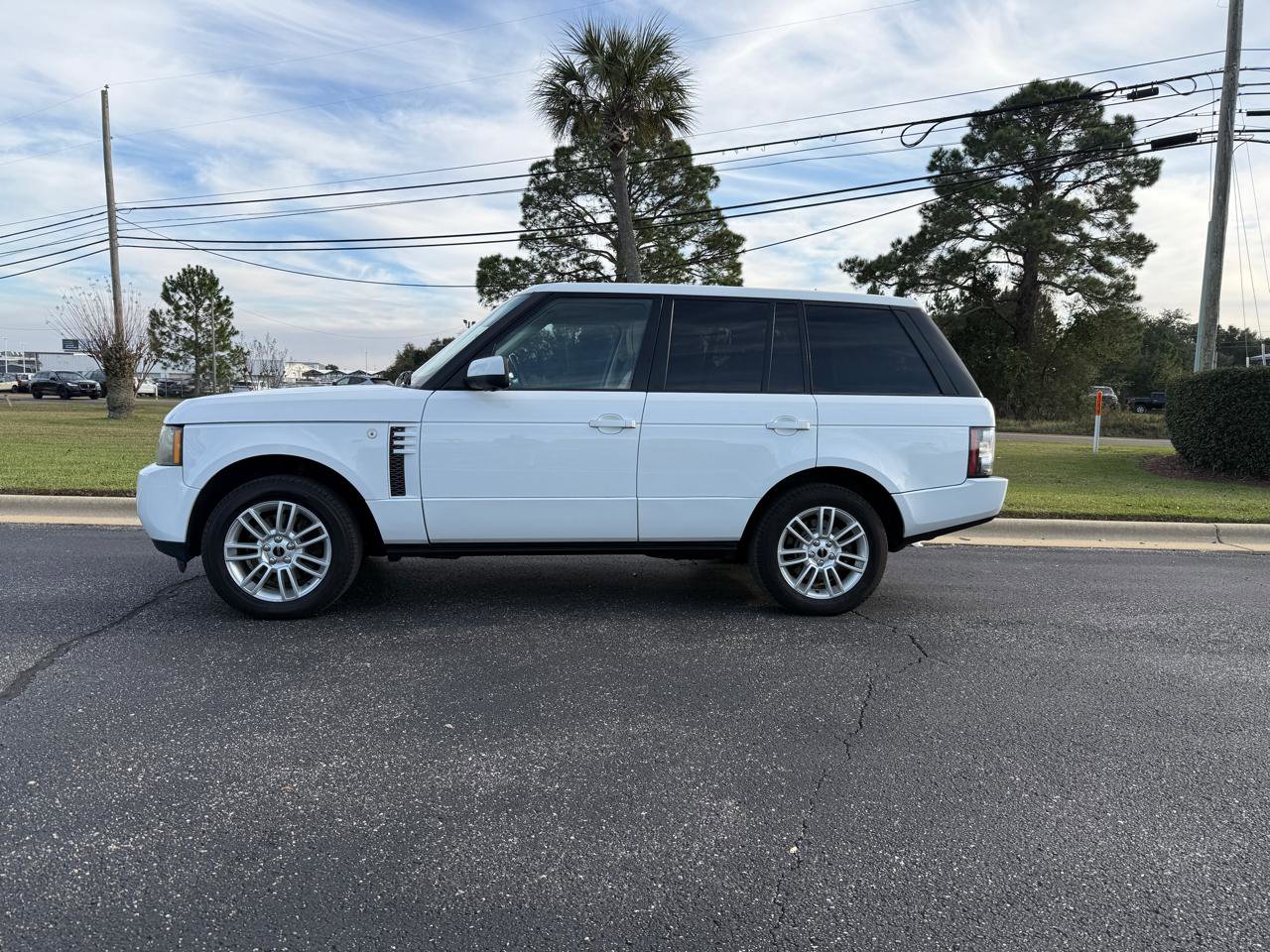 Used 2012 Land Rover Range Rover HSE image 2