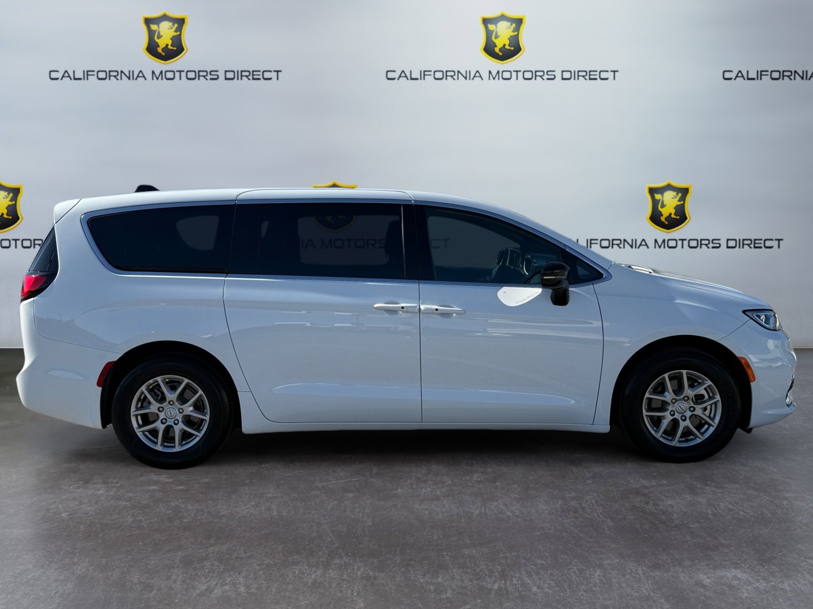 Used 2026 Chrysler Pacifica Select image 6