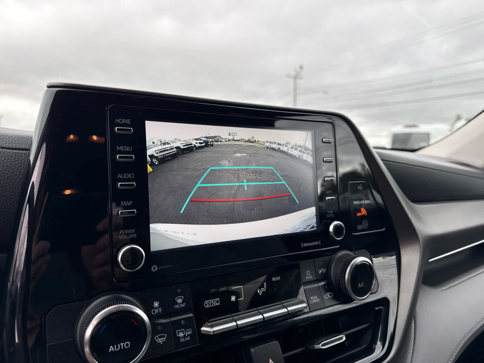 Used 2020 Toyota Highlander L AWD/4WD image 17