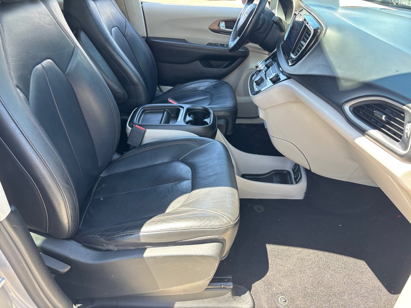 Used 2017 Chrysler Pacifica Touring-L image 19
