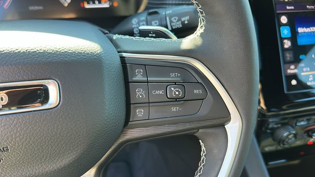 Used 2025 Jeep Grand Cherokee Altitude image 13