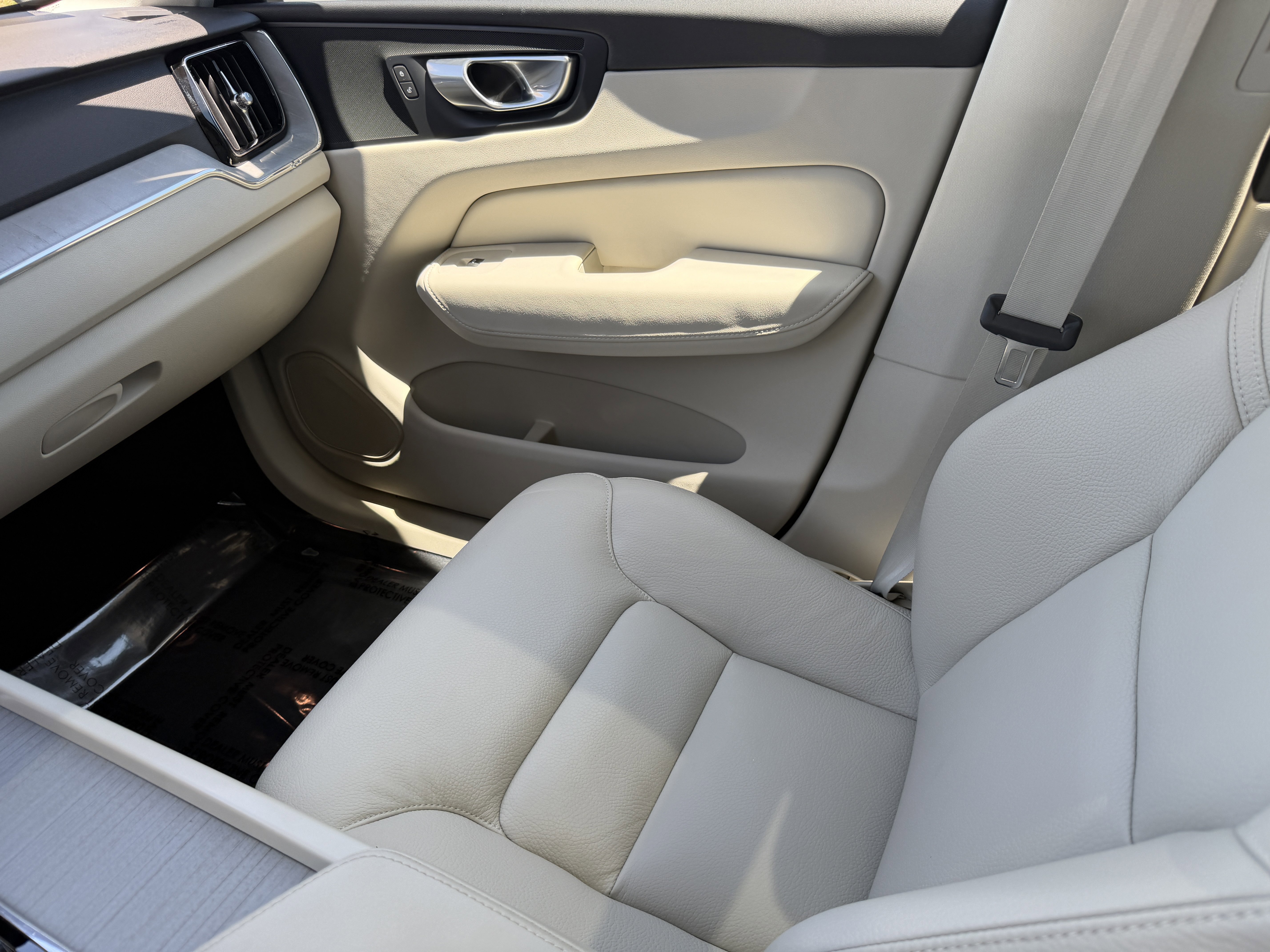 Certified 2024 Volvo XC60 B5 Plus w/ Climate Package AWD/4WD image 15