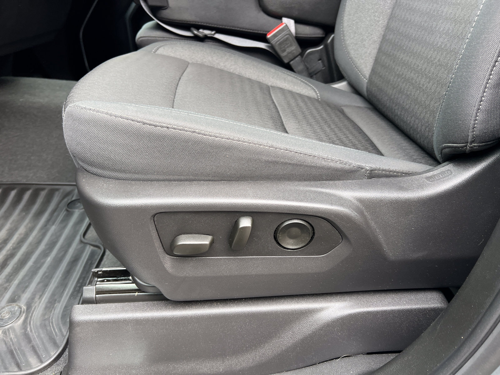 Used 2025 Chevrolet Silverado 1500 LT AWD/4WD image 13