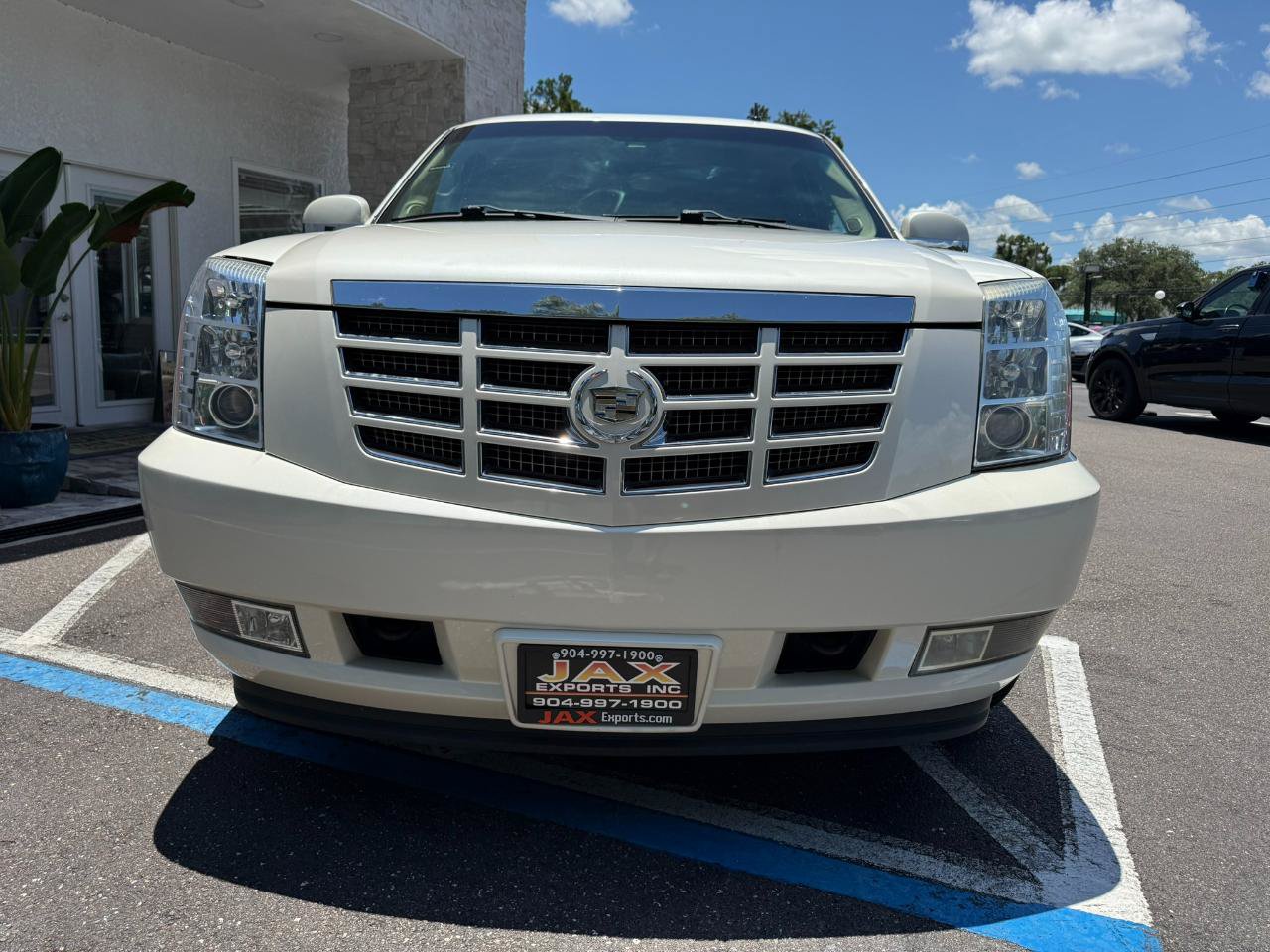 Used 2011 Cadillac Escalade Premium AWD/4WD image 9