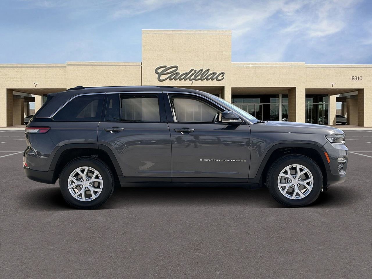 Used 2023 Jeep Grand Cherokee Limited AWD/4WD image 4