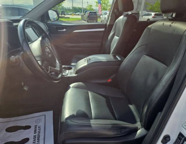 Used 2019 Toyota Highlander XLE AWD/4WD image 6