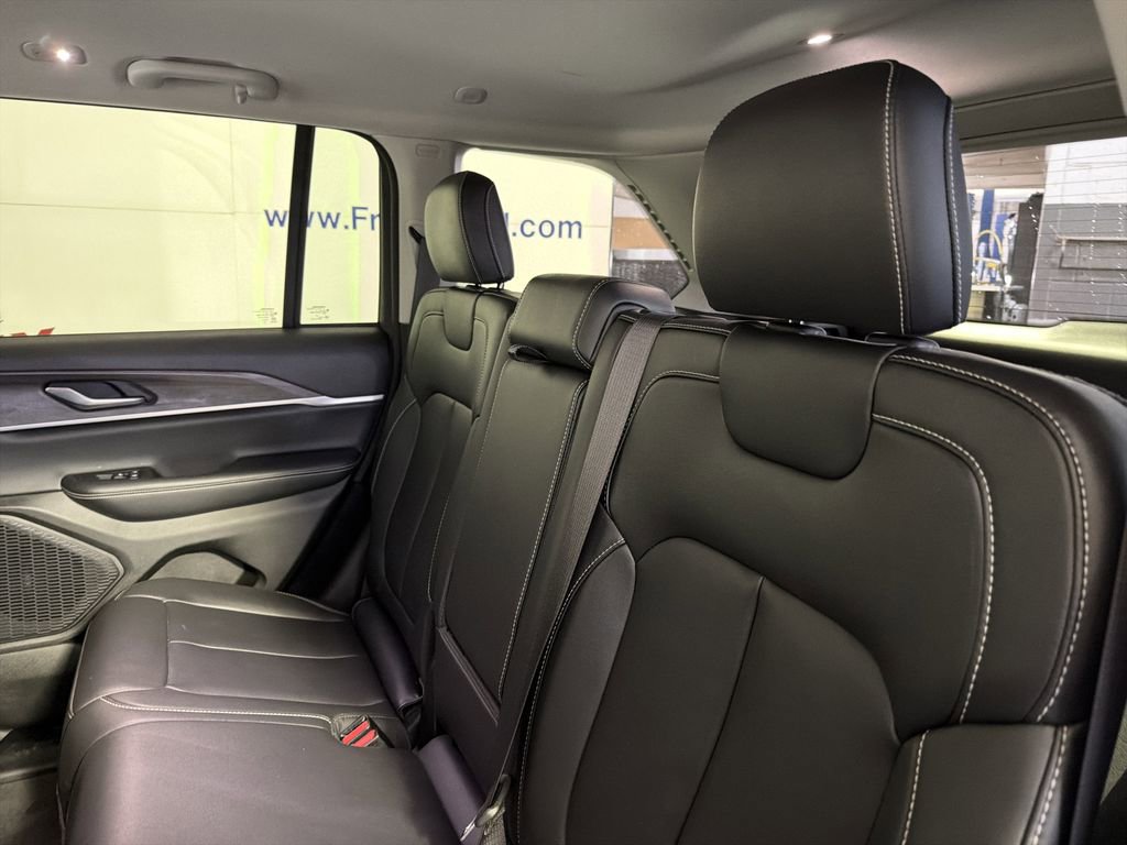Used 2023 Jeep Grand Cherokee Limited image 28