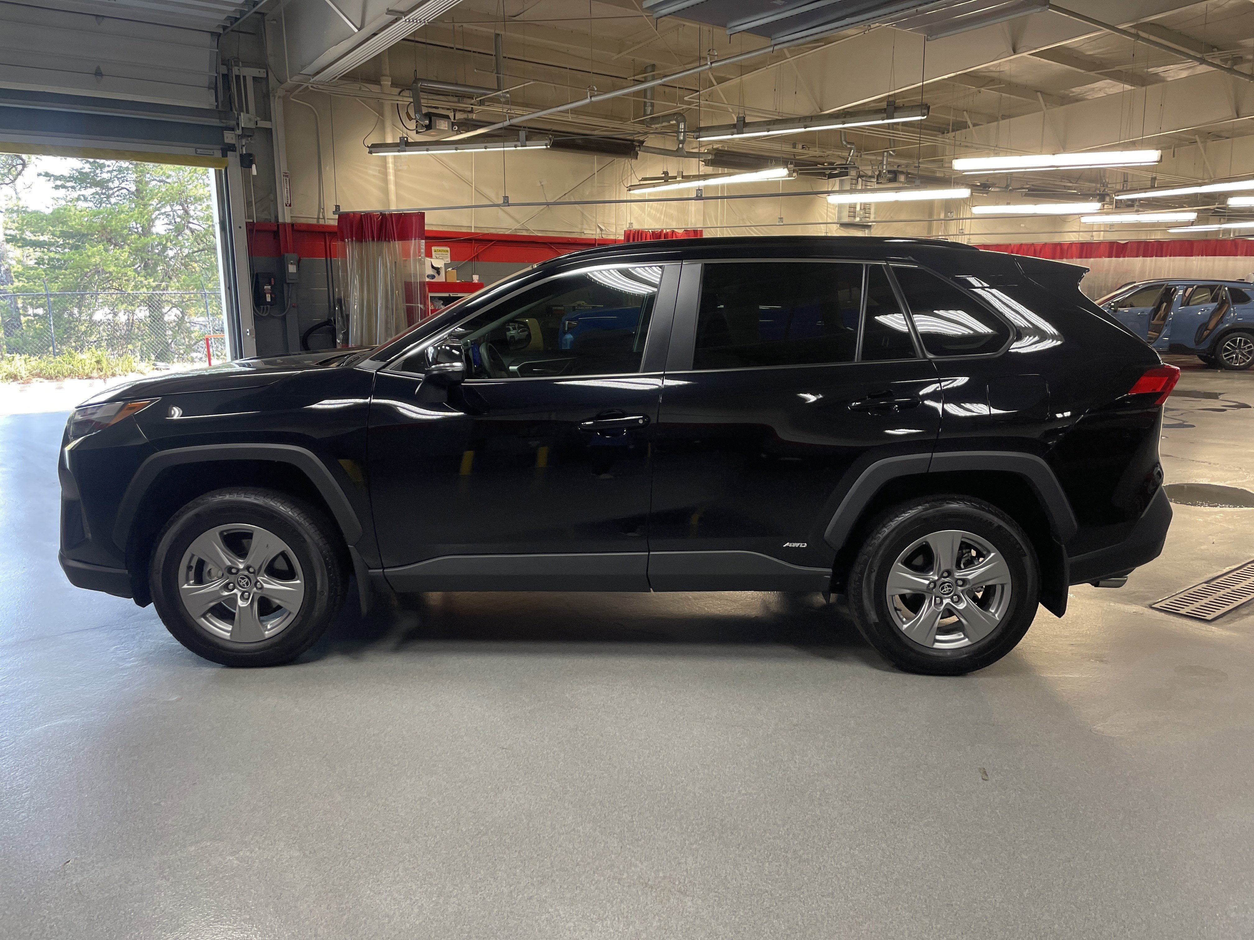 Used 2025 Toyota RAV4 XLE w/ Convenience Package AWD/4WD image 7