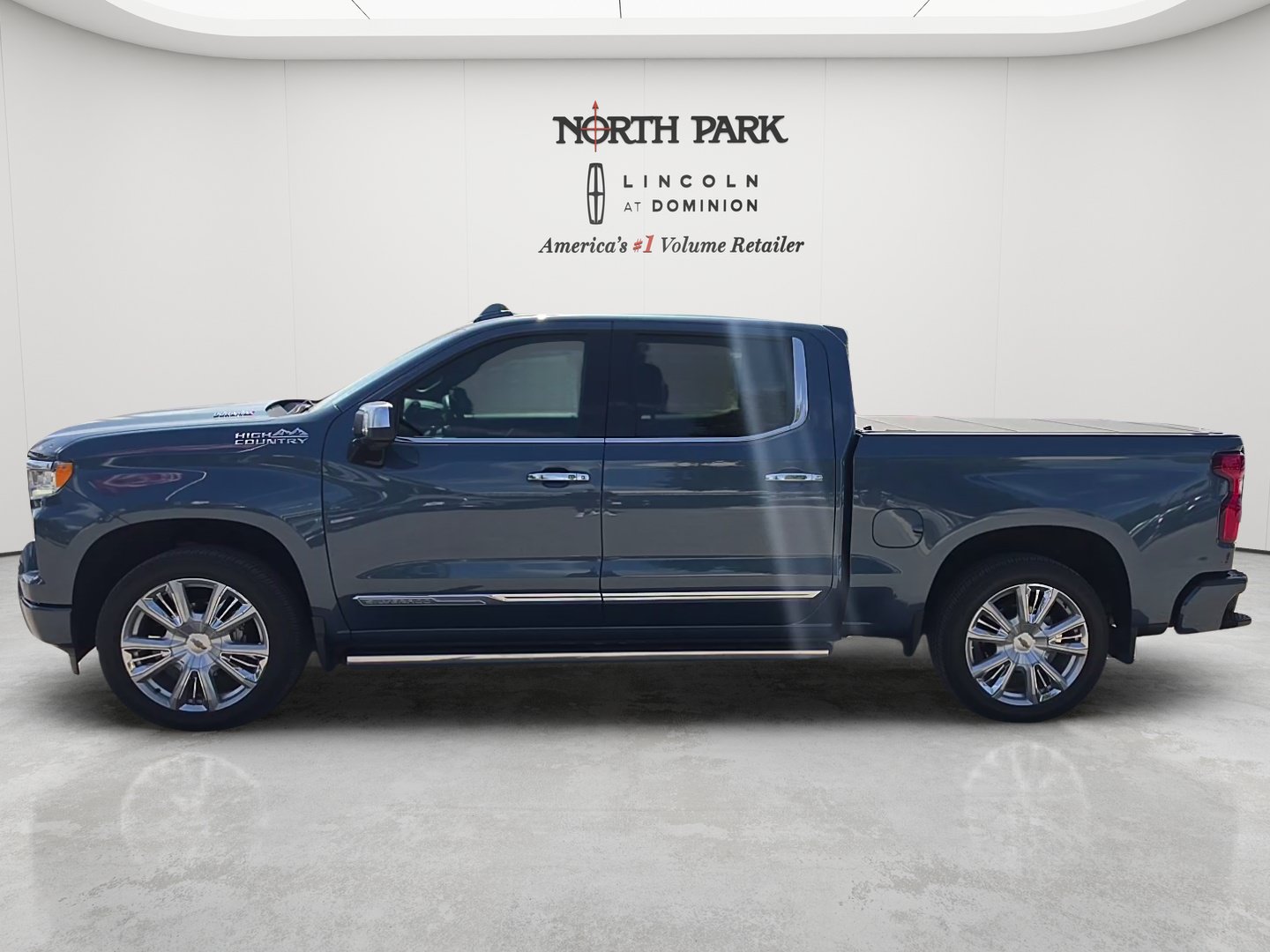 Used 2024 Chevrolet Silverado 1500 High Country AWD/4WD image 2