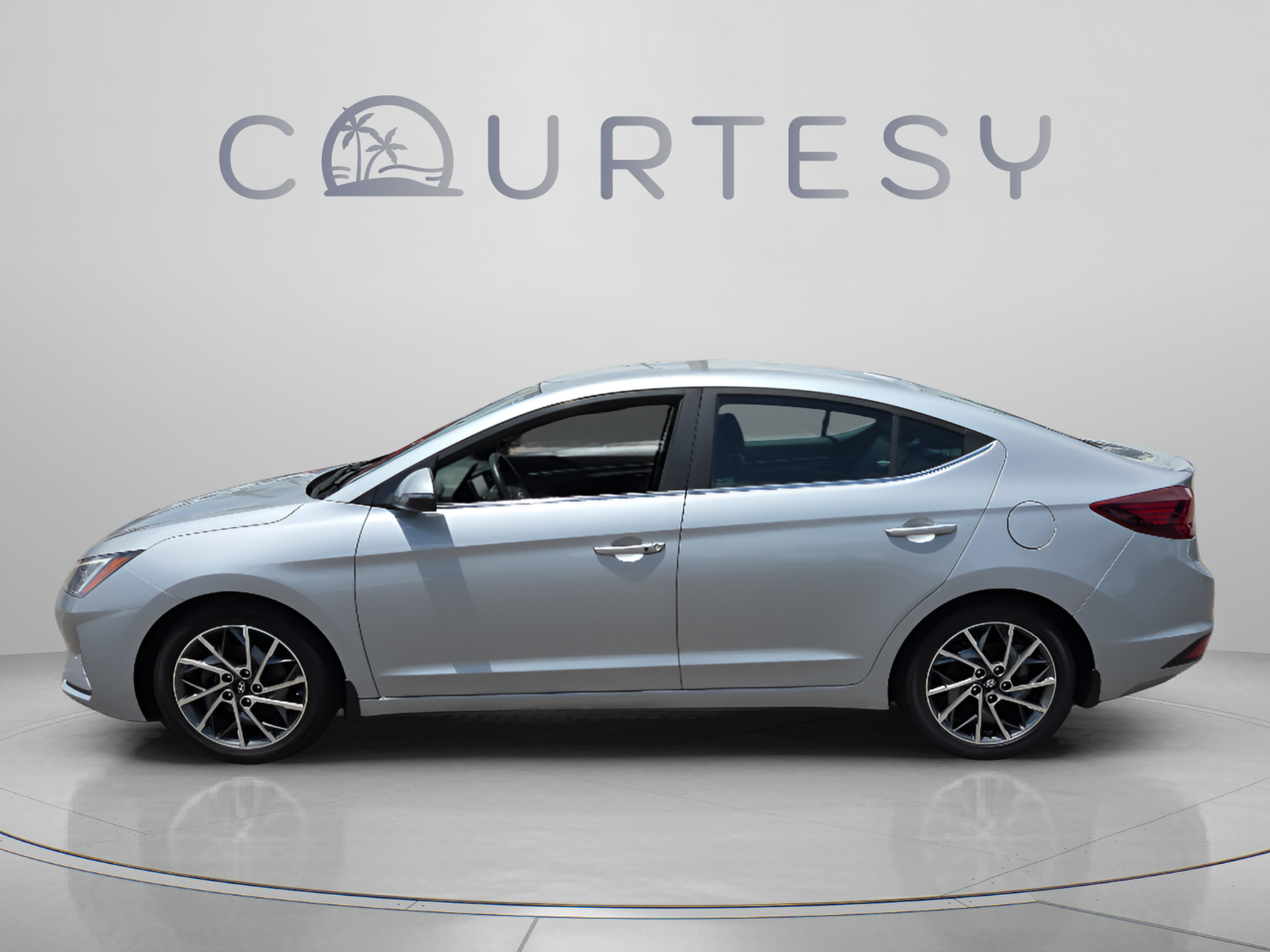 Used 2020 Hyundai Elantra Limited w/ Cargo Package (C1) FWD image 2
