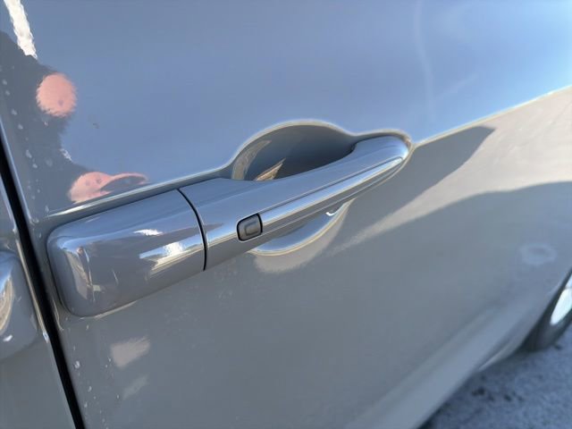 Used 2023 Chrysler Pacifica Touring-L image 13