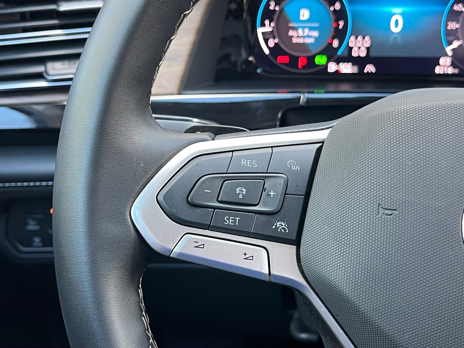 Used 2025 Volkswagen Atlas SE image 17