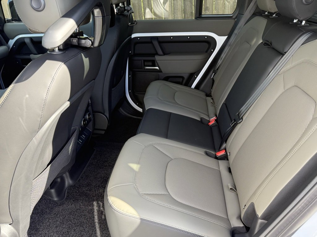 New 2026 Land Rover Defender 110 X-Dynamic SE image 34