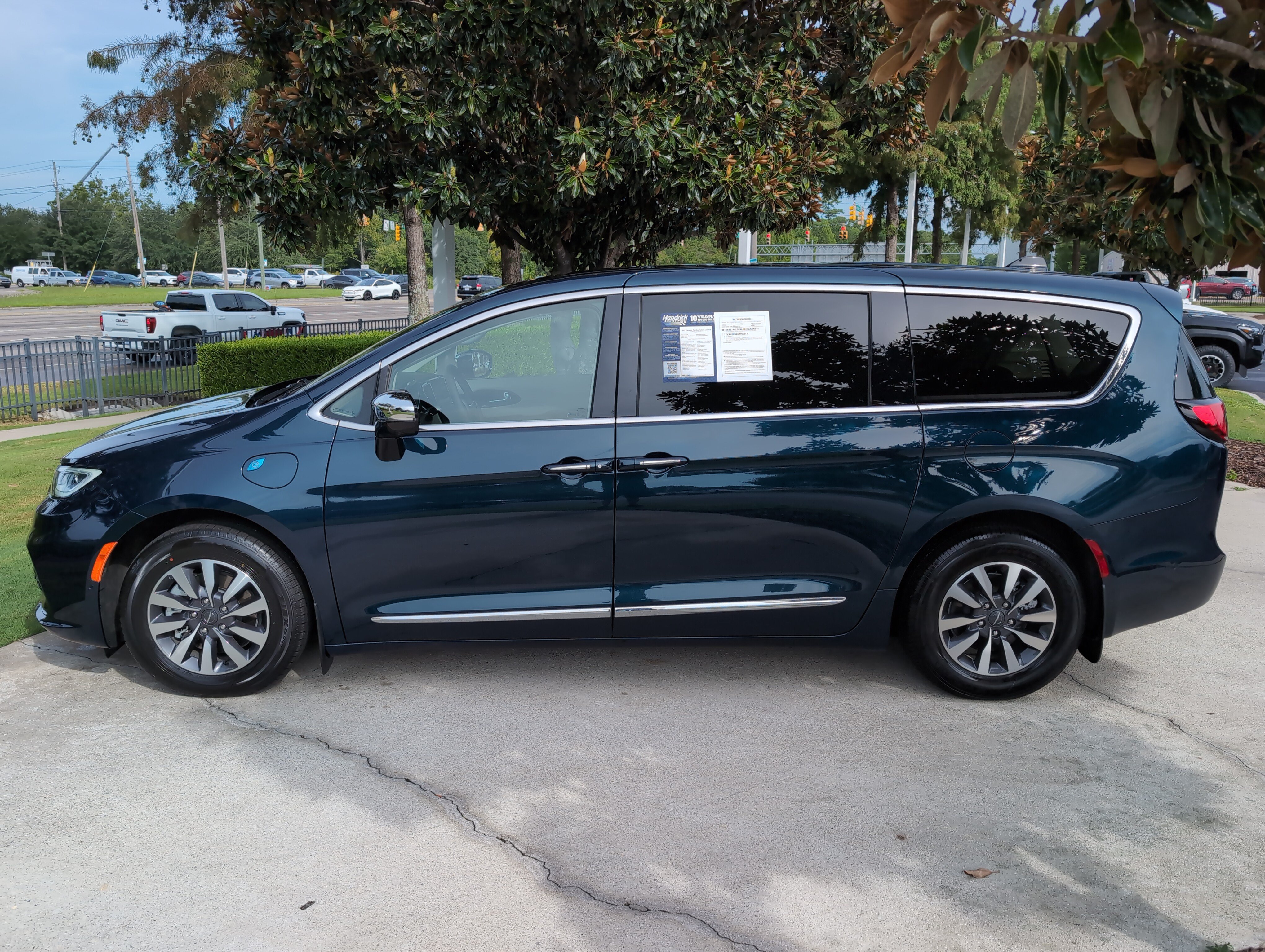 Used 2023 Chrysler Pacifica Limited FWD image 7