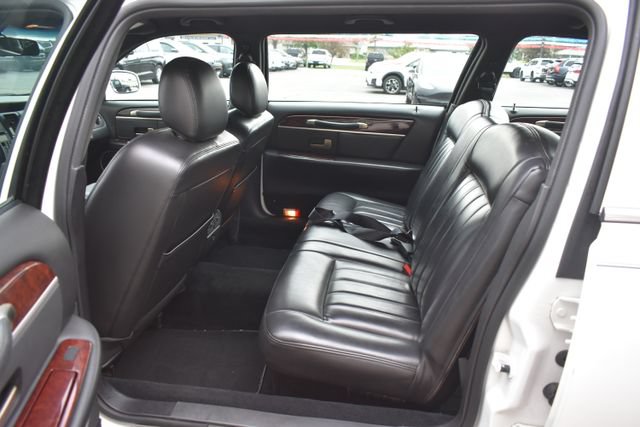 Used 2008 Lincoln Town Car Executive RWD image 28