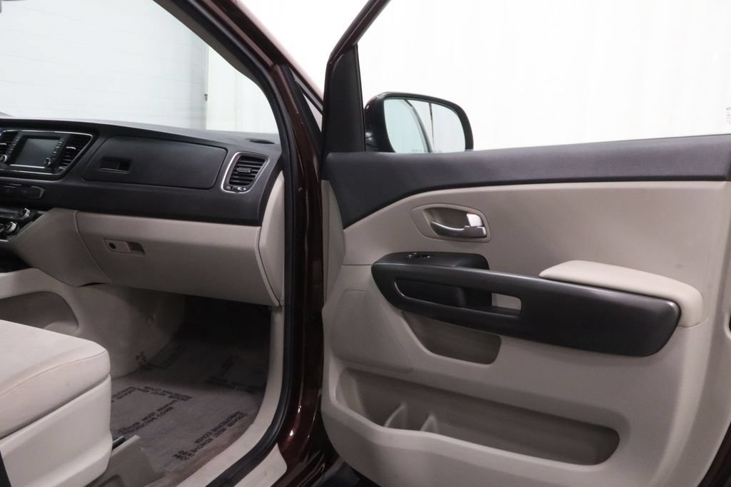 Used 2019 Kia Sedona LX FWD image 11