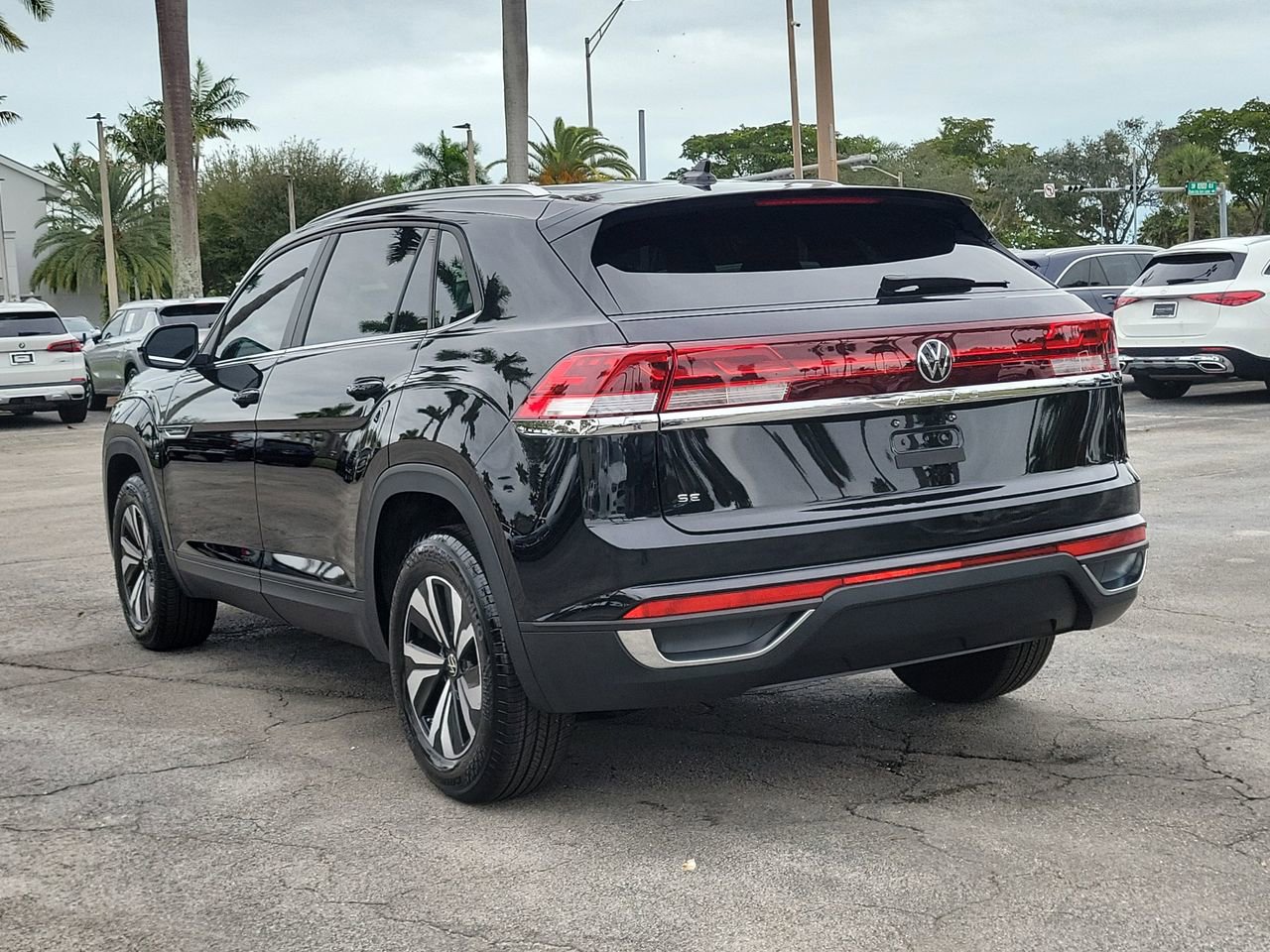 Used 2025 Volkswagen Atlas Cross Sport SE image 4