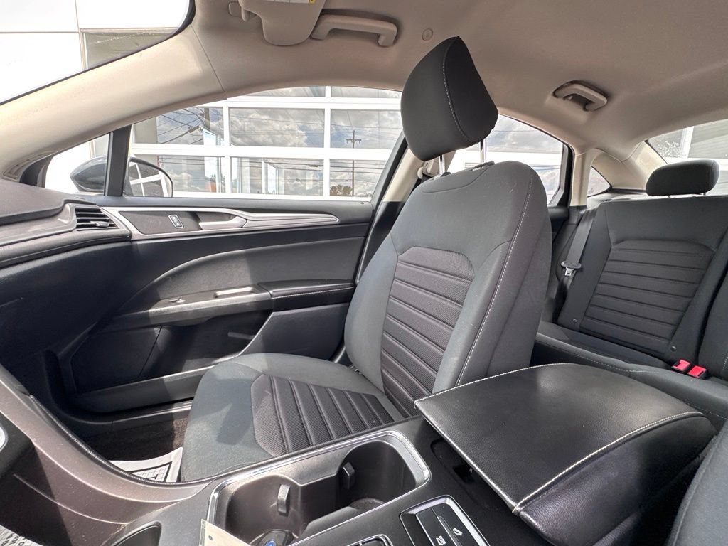 Used 2020 Ford Fusion SE FWD image 22
