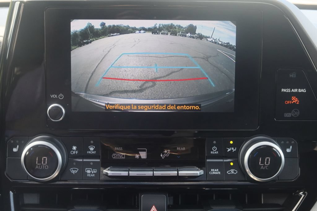 Used 2023 Toyota Highlander XLE AWD/4WD image 16