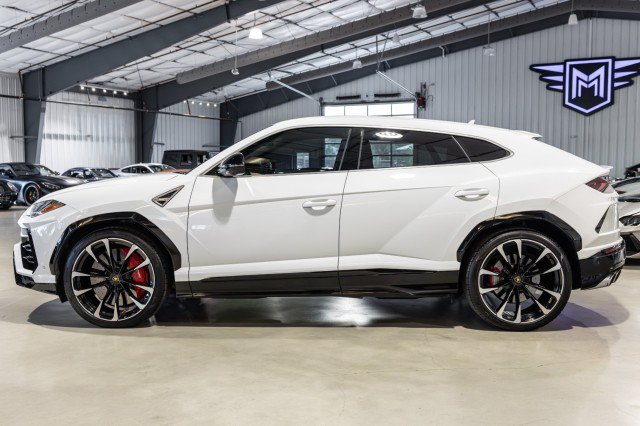 Used 2022 Lamborghini Urus AWD/4WD image 3