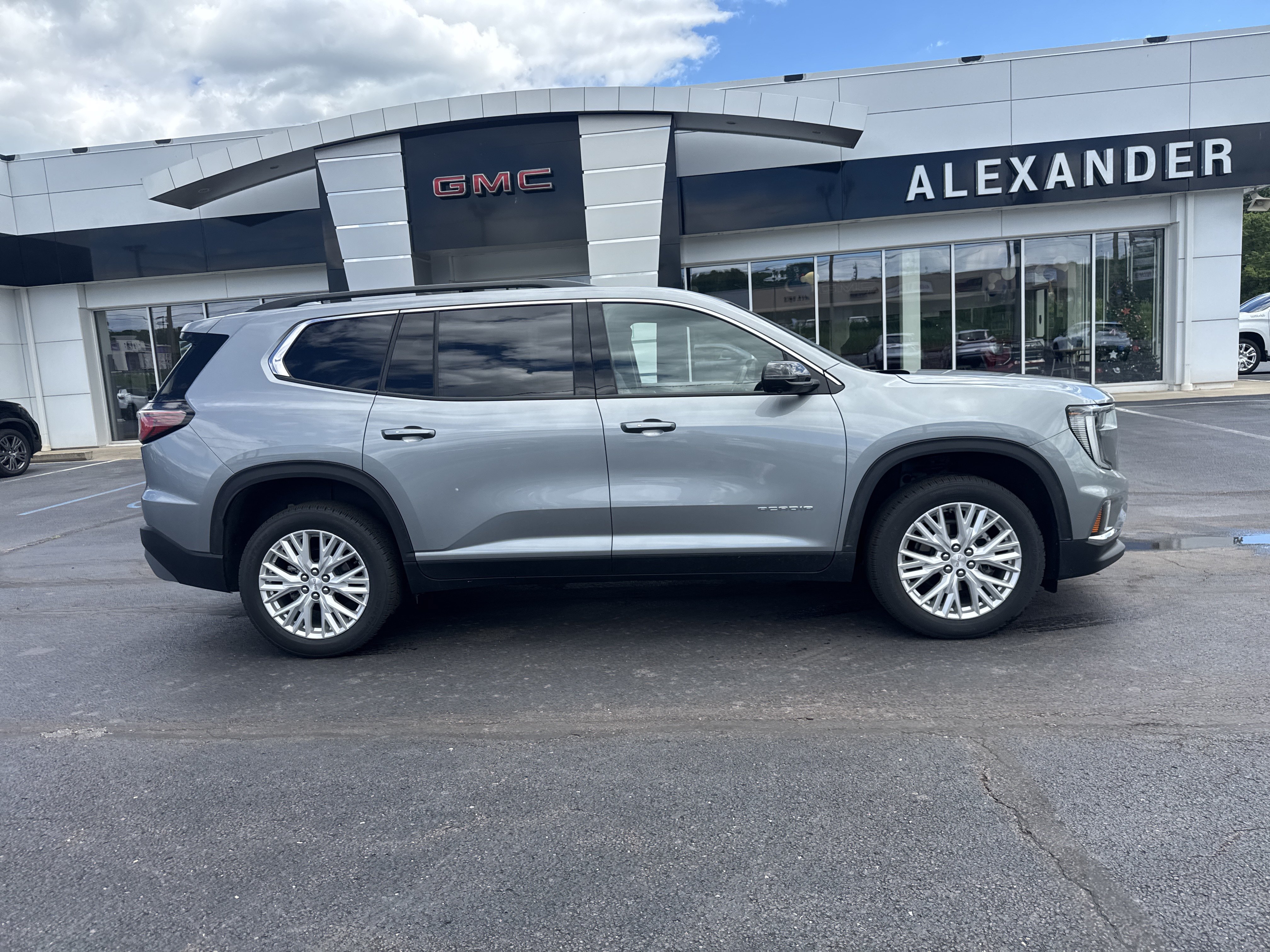 Used 2026 GMC Acadia Elevation w/ Elevation Premium Package AWD/4WD image 2