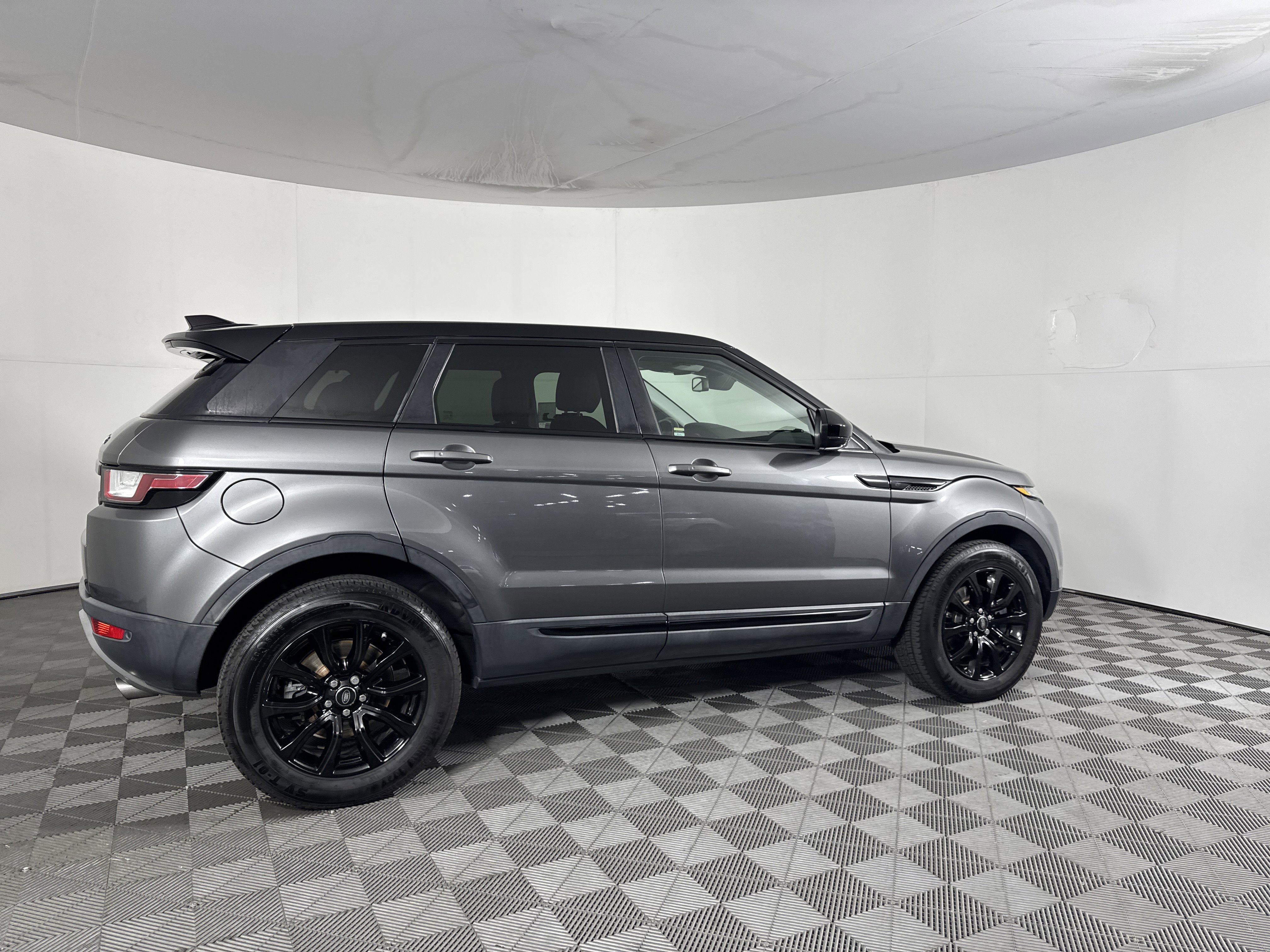 Used 2019 Land Rover Range Rover Evoque SE Premium AWD/4WD image 3