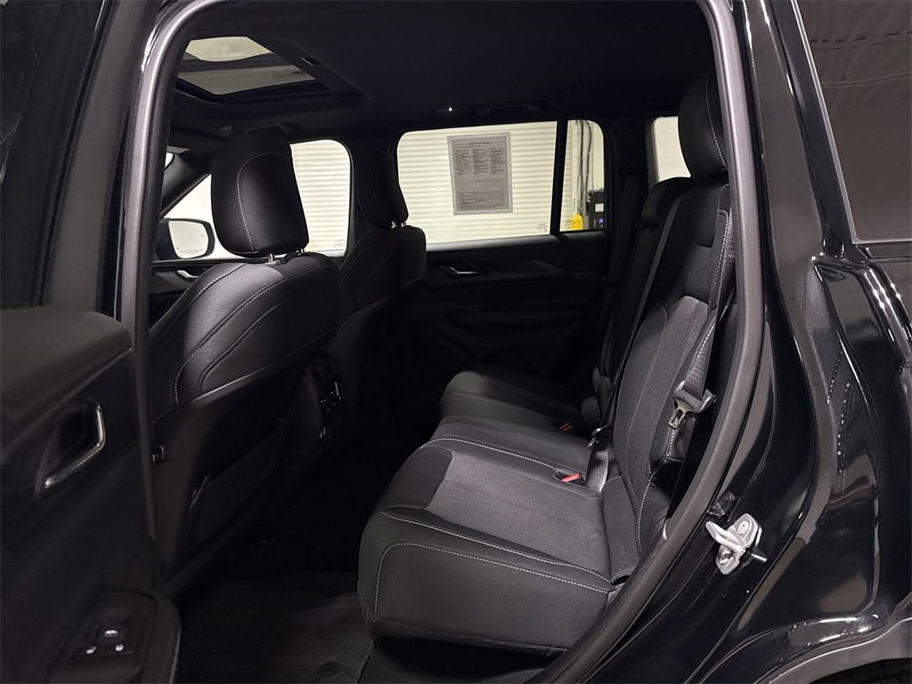 Used 2025 Jeep Grand Cherokee Laredo X w/ Luxury Tech Group I image 23