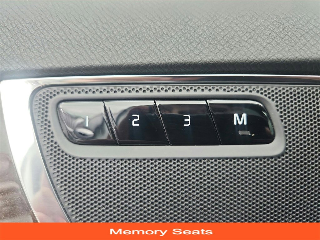 Used 2017 Volvo XC90 T6 Momentum w/ Vision Package image 36