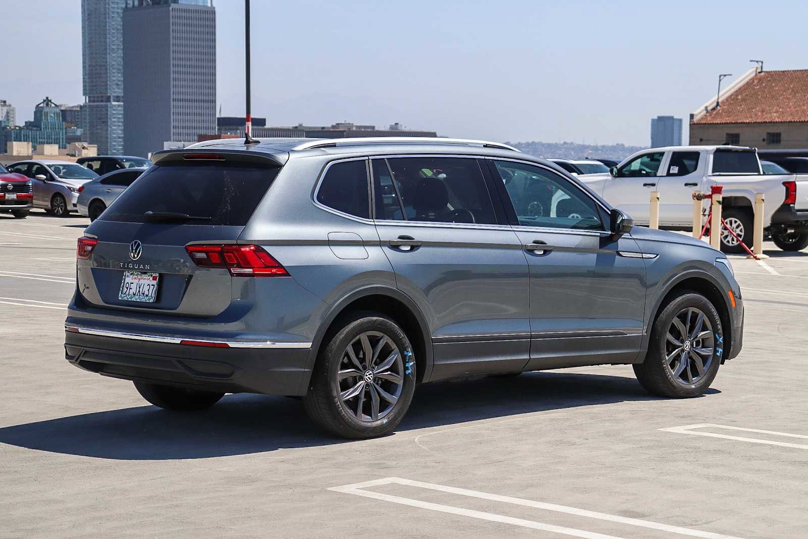 Used 2023 Volkswagen Tiguan SE w/ Panoramic Sunroof Package image 4