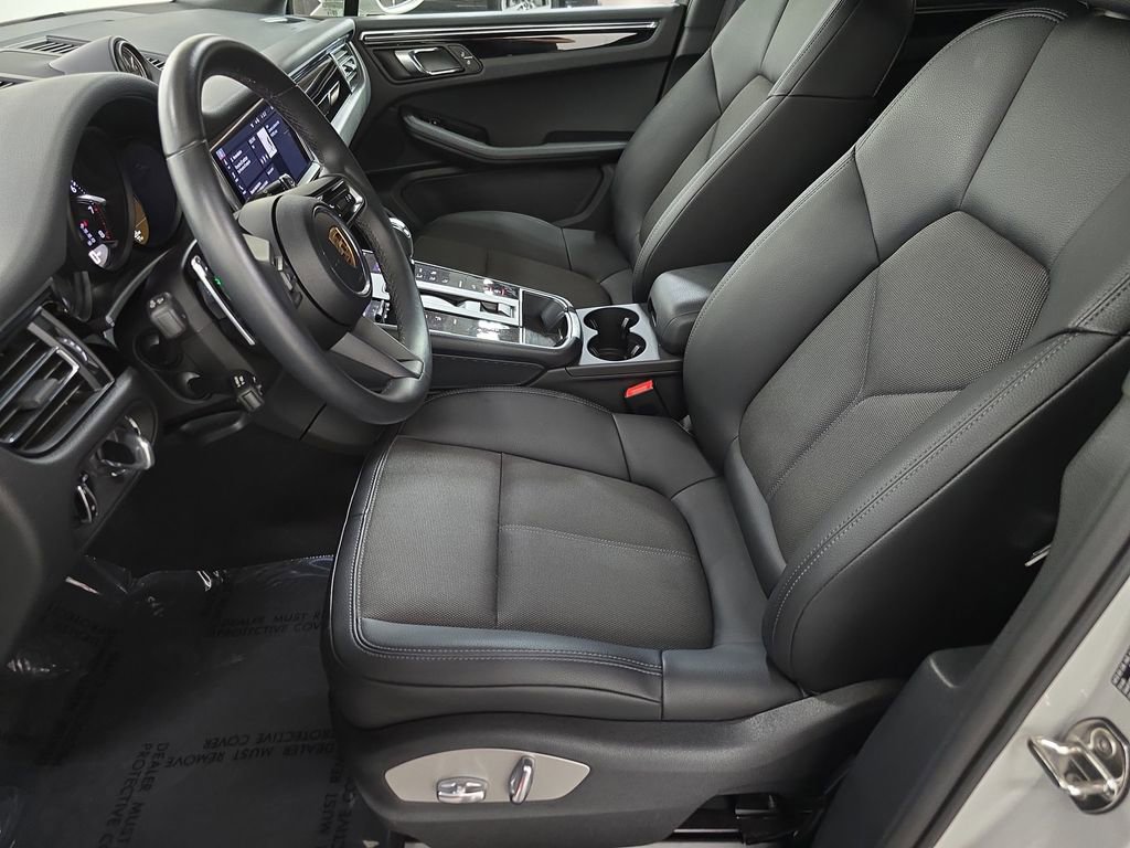 Certified 2025 Porsche Macan image 5