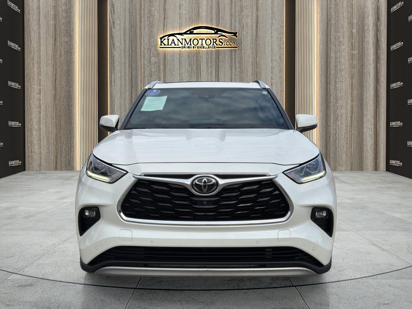 Used 2020 Toyota Highlander Platinum FWD image 2