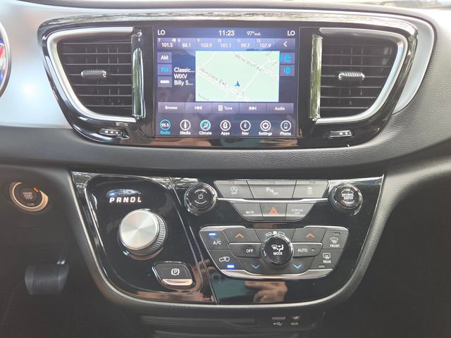 Used 2019 Chrysler Pacifica Touring Plus w/ S Appearance Package FWD image 16