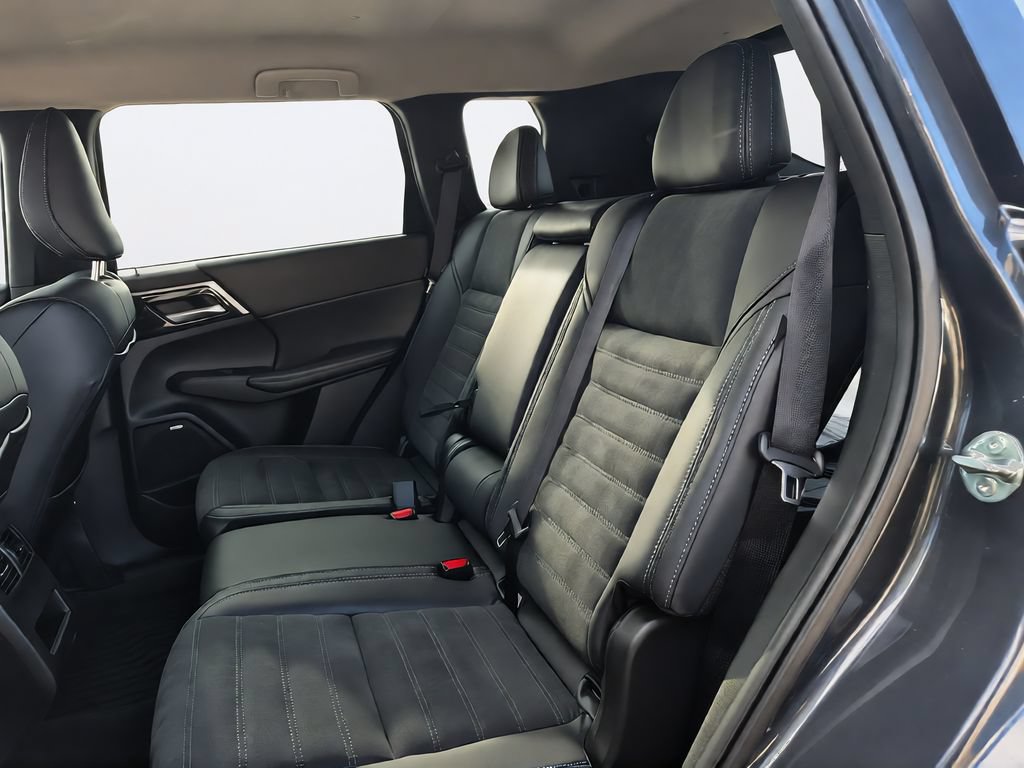 Used 2025 Mitsubishi Outlander SE AWD/4WD image 50