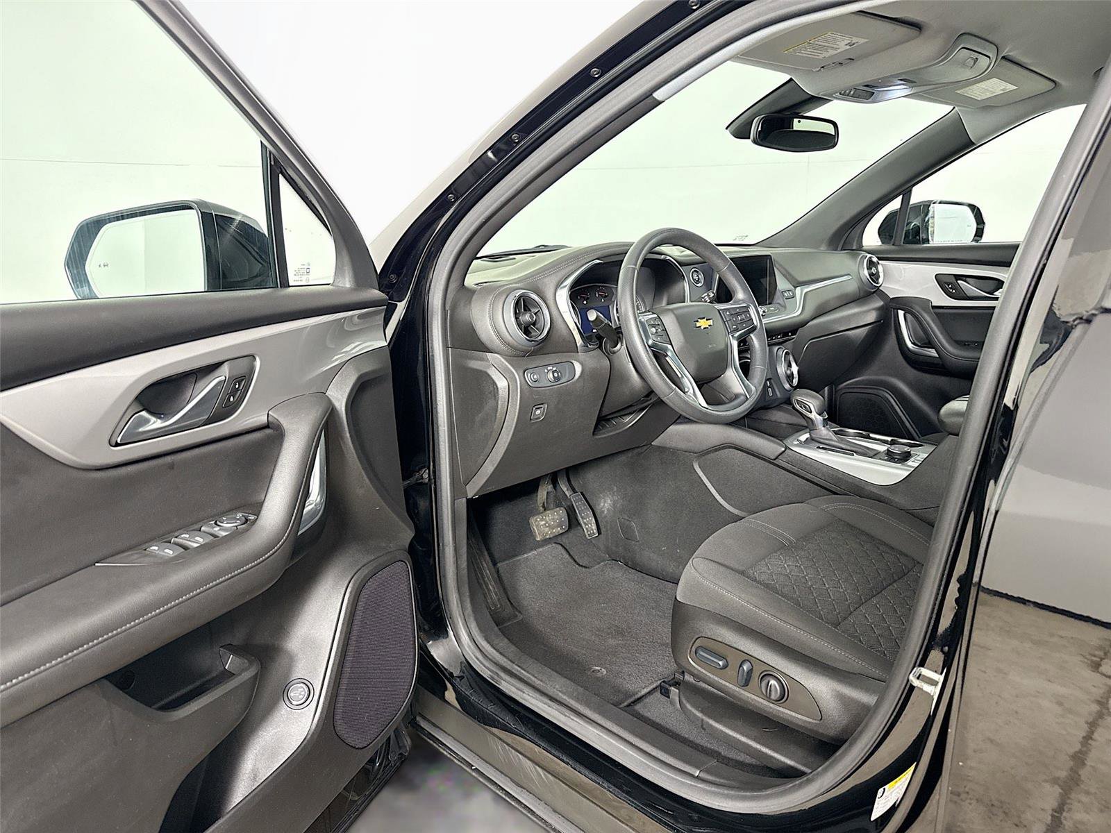 Used 2022 Chevrolet Blazer LT image 3